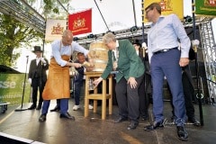 494. Schützenfest in Hannover - Fassbieranstich im Rondell auf dem Schützenplatz in Hannover / Niedersachsen / Deutschland am 30.06.23