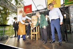 494. Schützenfest in Hannover - Fassbieranstich im Rondell auf dem Schützenplatz in Hannover / Niedersachsen / Deutschland am 30.06.23