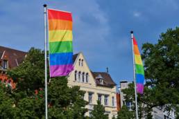 Regenbogenfahne (Rainbow Flag) am Trammplatz - Neues Rathaus / Trammplatz / Friedrichswall in Hannover / Niedersachsen / Deutschland am 15.05.23 © Ulrich Stamm