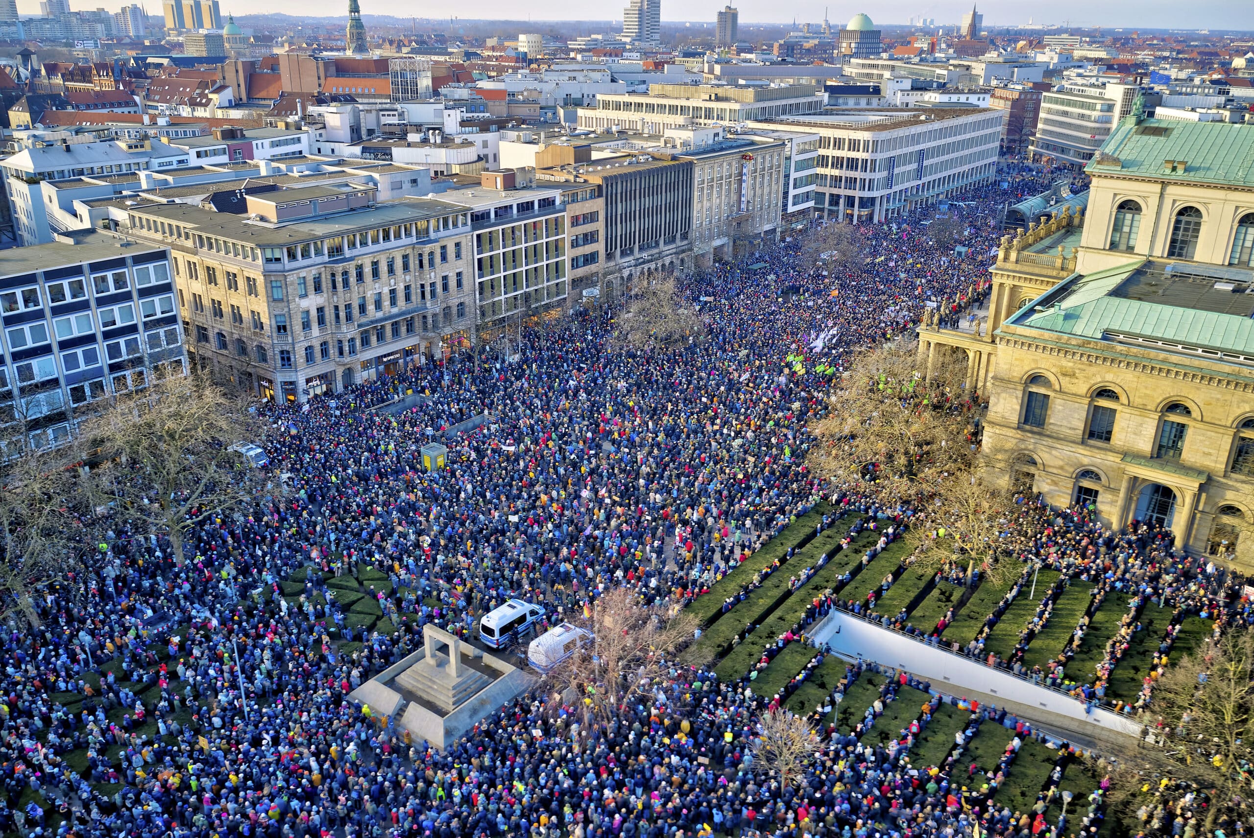 Luftbildaufnahmen der Demonstration gegen Rechts auf dem Opernplatz in Hannover am 20.01.2024 - Opernplatz/Kröpcke/Georgsplatz in Hannover / Niedersachsen / Deutschland am 20.01.24