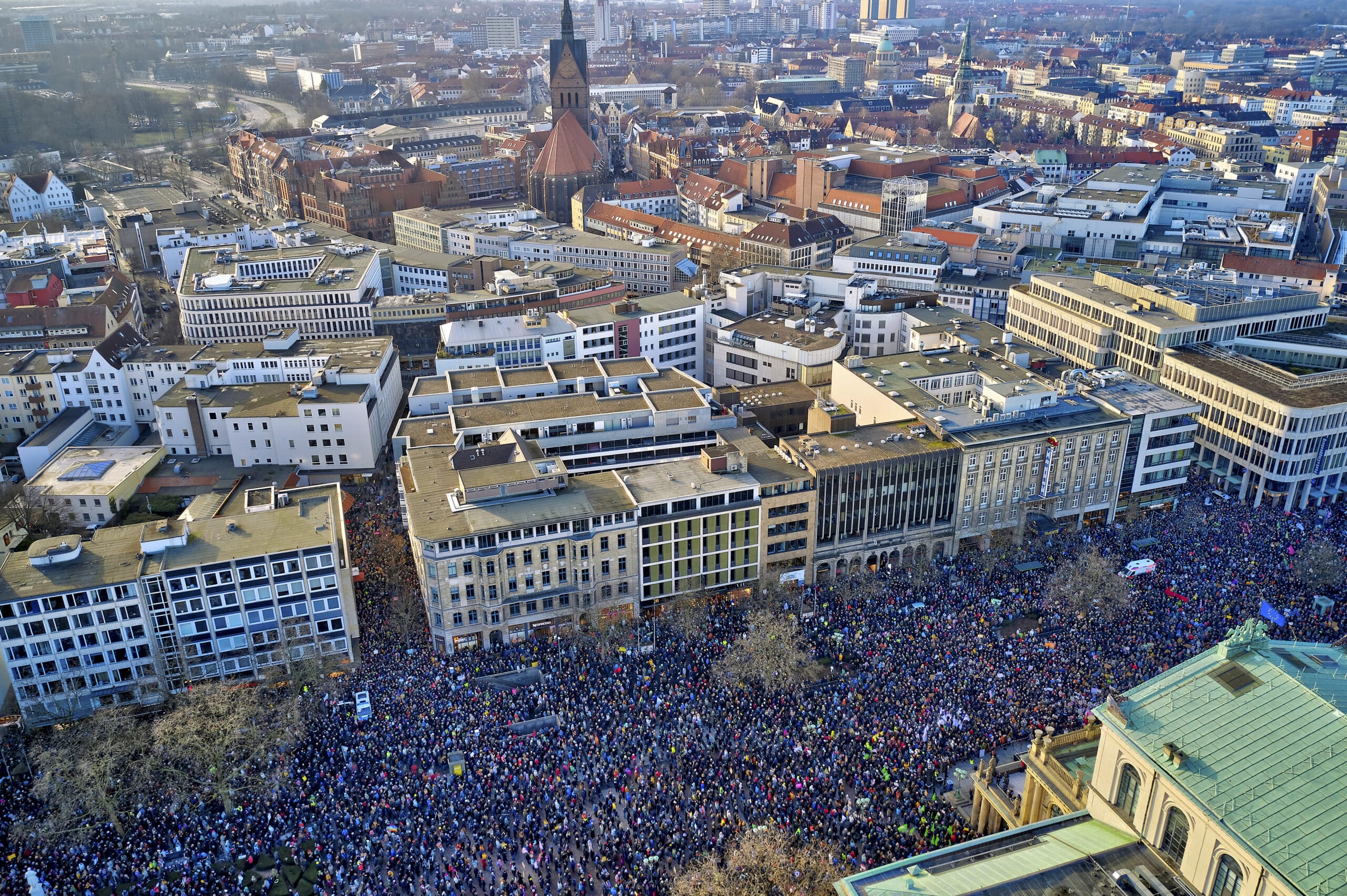 Luftbildaufnahmen der Demonstration gegen Rechts auf dem Opernplatz in Hannover am 20.01.2024 - Opernplatz/Kröpcke/Georgsplatz in Hannover / Niedersachsen / Deutschland am 20.01.24