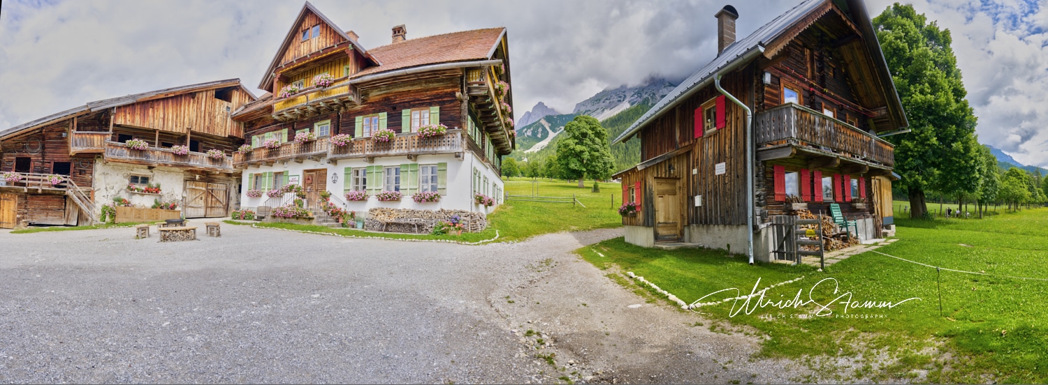 Pernerhof Drehort Die Bergretter Ramsau Dachstein Us 2025 07 22 36 37 38 39 40 Panorama – © Ulrich Stamm, Hannover