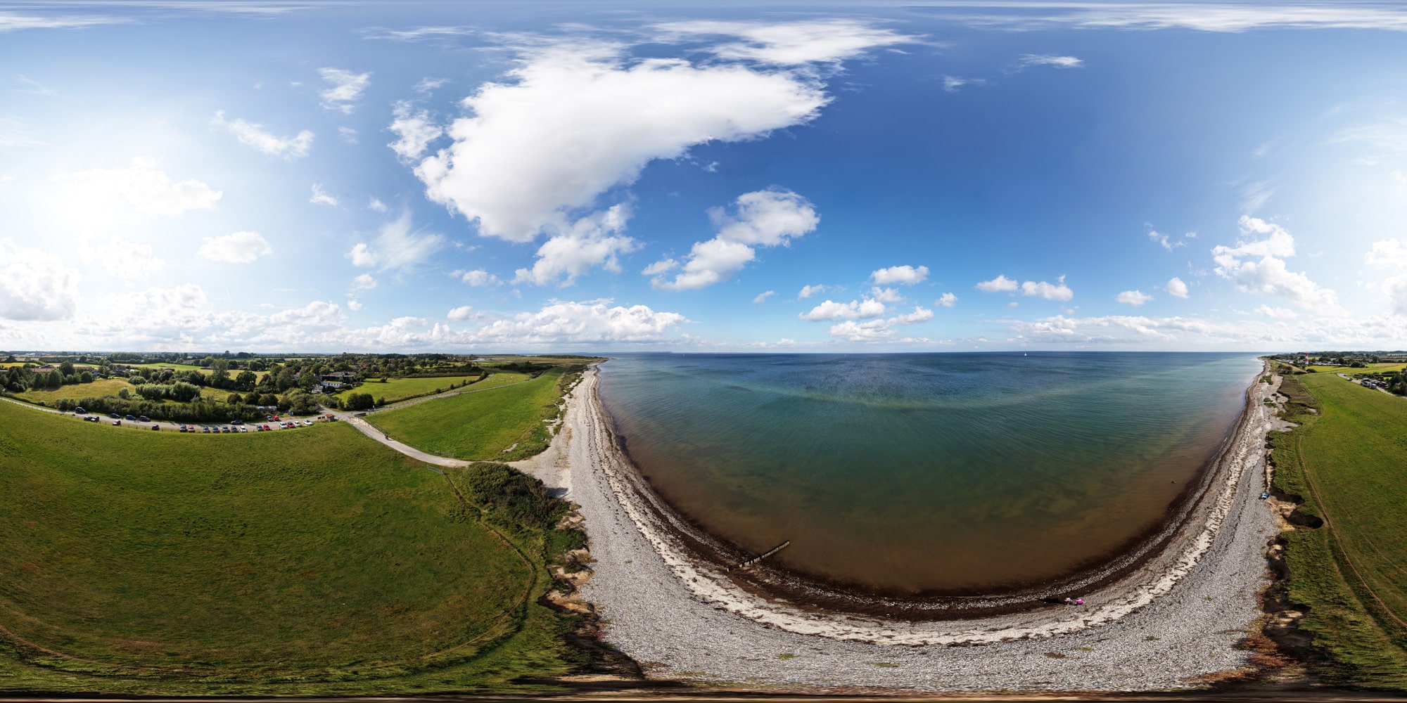 P8 Luftbild Pommerby Mit Leuchtturm Falshoeft Us 2025 09 11 1 Panorama – © Ulrich Stamm, Hannover