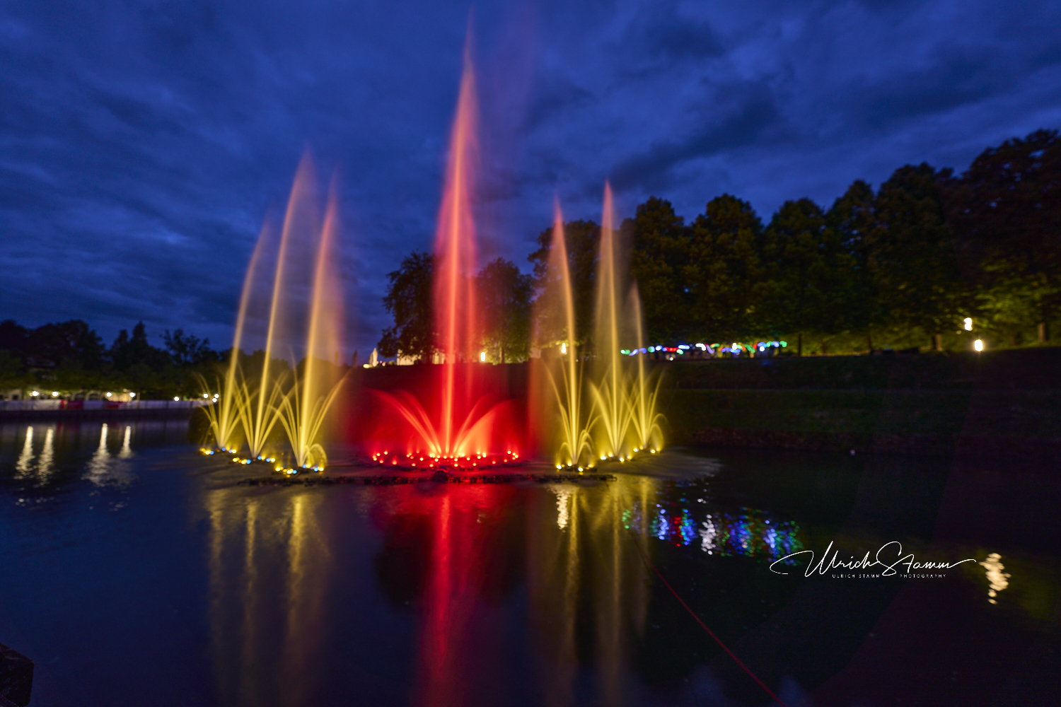 Leuchtende Fontänen - Spektakuläre Wassershow im Kurpark im Rahmen des Wasserfestes in Bad Pyrmont am Palmengarten im Kurpark. Die Leuchtenden Fontänen stellen ein Highlight der Themenwoche dar. Die Freiwillige Feuerwehr Soltau, die Freiwillige Feuerwehr Bad Pyrmont und das THW bündeln ihre Kräfte, um den Zuschauern eine besondere Show aus Musik und Wasser zu präsentieren.