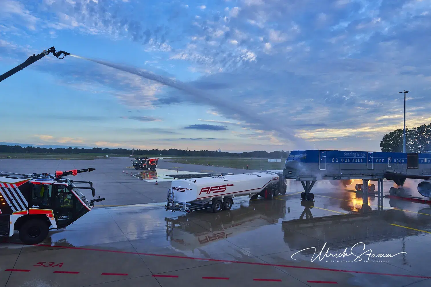 ICAO Uebung 2026 Hannover Airport US 2026 09 15 80 Am Dienstag, den 15. September 2026, findet am Hannover Airport eine Flugunfall-Übung der Flughafenfeuerwehr statt. Die Richtlinien der Internationalen Zivilluftfahrtorganisation (ICAO) schreiben diese turnusmäßigen Notfallübungen im Abstand von zwei Jahren vor. Die Übung dient dazu, das Zusammenspiel zwischen den Einsatzkräften der Flughafenfeuerwehr, den kommunalen Feuerwehren, dem erweiterten Rettungsdienst der Region Hannover und anderer involvierter Behörden sowie Abteilungen der Flughafengesellschaft zu trainieren. Die Brandsimulationsanlage des Hannover Airport ist Teil des Übungsszenarios.